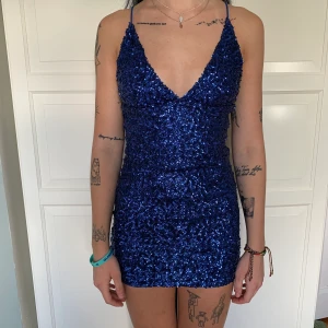 Rebecca Stella  - Klänning från Rebecca Stella. Ny och aldrig använd med lapparna kvar. Köpte förra sommaren på Åhléns outlet för 450kr. Storlek xxs men skulle säga att den passar en mindre xs också. 200kr plus frakt