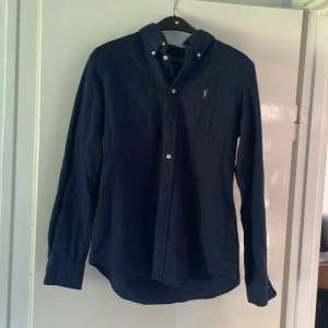 Polo Ralph lauren skjorta  - Säljer ralph lauren skjorta i storlek M. Den har inga defekter och är sparsamt använd. Hör av dig vid intresse eller frågor. 