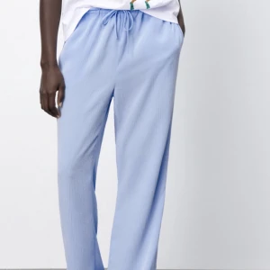 Blåa lågmidjade byxor - Super fina blåa byxor i tunt material. Man kan justera midjehöjden så de sitter lågmidjat. Aldrig använda då de var för långa på mig som är ca 160cm