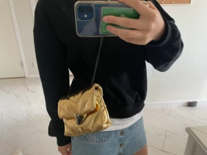 Väska - Säljer denna asnygga väskan då jag aldrig har använt den🥰Funkar för flera olika tillfällen😍🙌