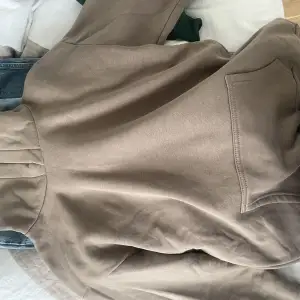 Säljer denna basic bruna hoodie som inte kommer till användning längre 🤩