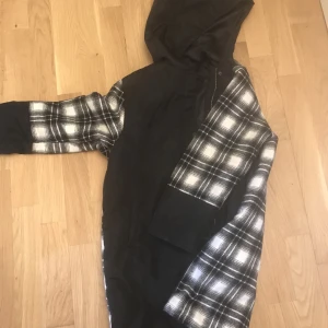 Svart rutig jacka  - Jätte fin svart rutig jacka i bra skick 