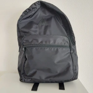 Svart ryggsäck  - Svart ryggsäck från en resa utomlands, använd endast 1 gång. Ryggsäcken är medelstor och rymmer mycket. 