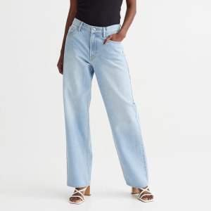 90’s baggy low waist jeans från H&M.  Köpte fel storlek så de är oanvända! 