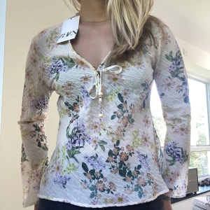 Blommig blus - Oanvänd, nyskick 