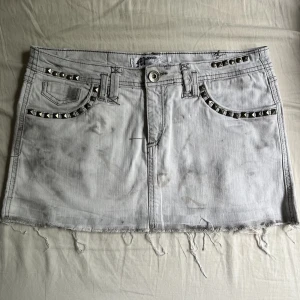 Jeanskjol med nitar💋 - As cool lågmidjad jeanskjol från Madonnas egna märke från 2000-talet!! 