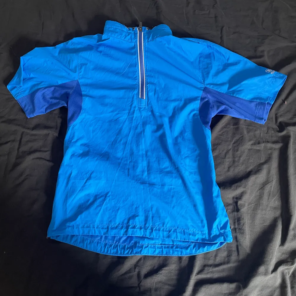 Blå Abacus golf tröja men en kvarts dragkedja. Den har två fickor och dragkedjor på sidorna.  Den har också ventilerande material vid armhålorna. Den är i storlek XS och helt oanvänd. Hör av er med frågor!. T-shirts.