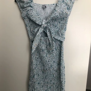 Chiquelle klänning  - Säljer den här fina klänningen i storlek small som är i fint skick. 