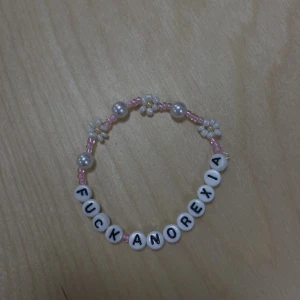 Fuck anorexia armband - Fint handgjort armband med text ”Fuck anorexia”💕