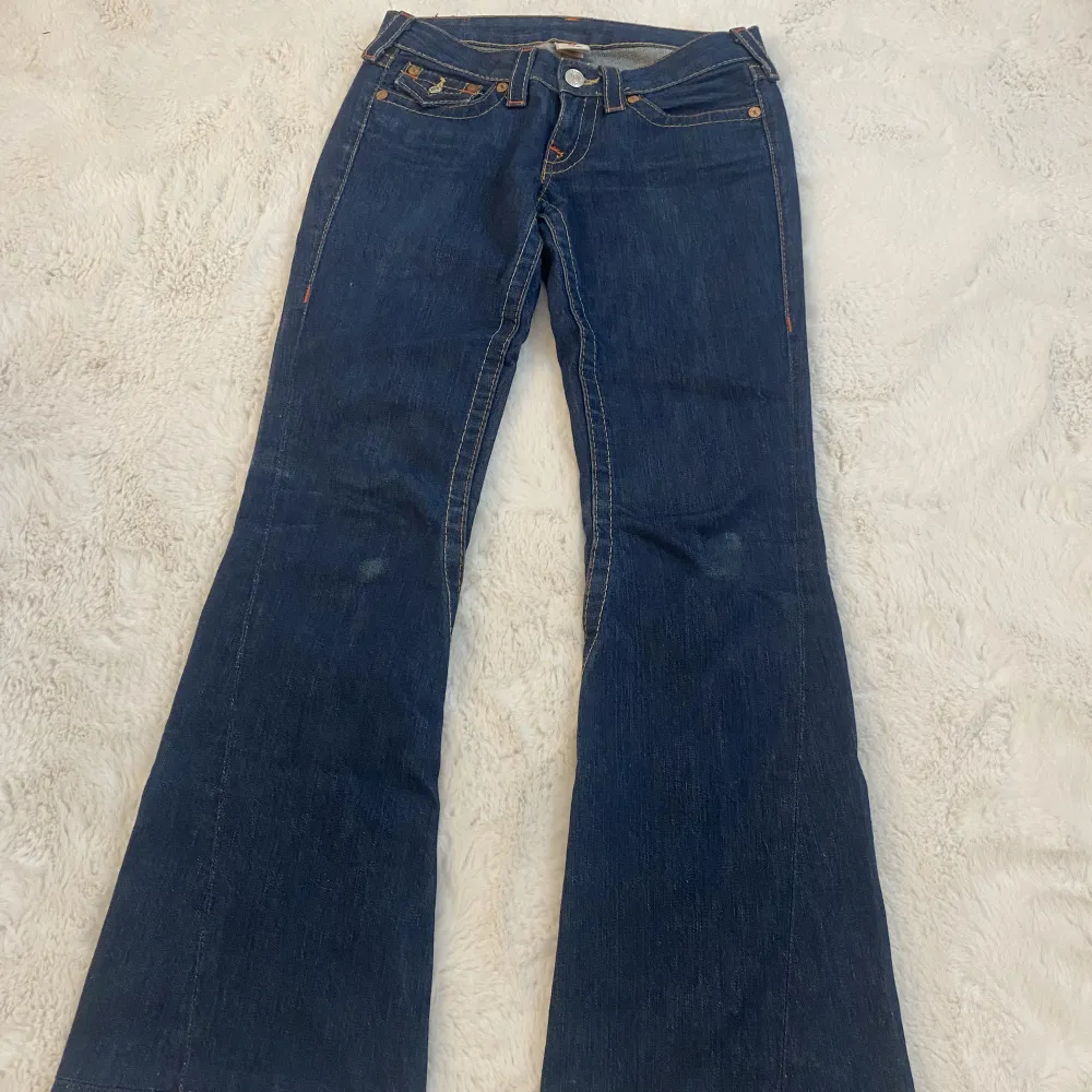 superfina lågmidjade bootcut jeans från true religion som är sprättade längst ner! säljer eftersom dom blivit för små för mig. innebensmåttet:80cm💞. Jeans & Byxor.
