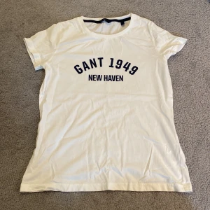 Gant topp - Vit topp från Gant. Storlek S. Mycket fint skick, förutom en fläck som inte går bort på ryggen, vid ärmhålan (se bild 3). 