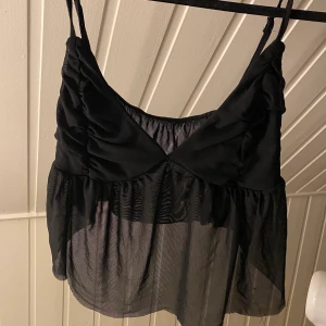 Svart topp/ linne  - Snygg topp som inte kommer till användning längre💕skriv vid funderingar eller frågor