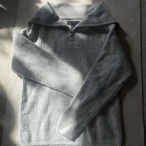 Tröja - Stickad tröja från primark! Mycket skön och bekväm!    Kolla mina likade bilder för info om policy och frakt!