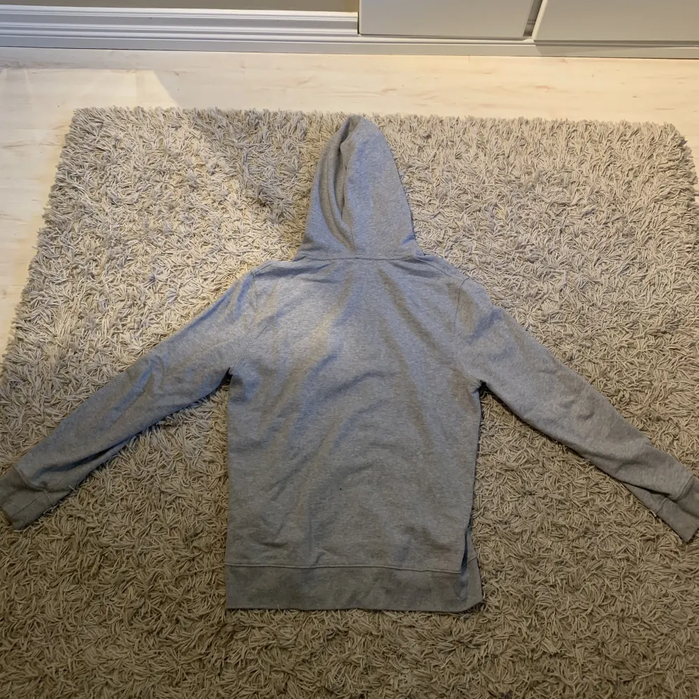 Grå Levi’s hoodie med rött tryck. Väldigt skön och bra modell, sitter bra  men är oversize. Säljer då jag har fler gråa hoddie. 💓 använd hyfsat få gånger så i bra skick!!. Hoodies.