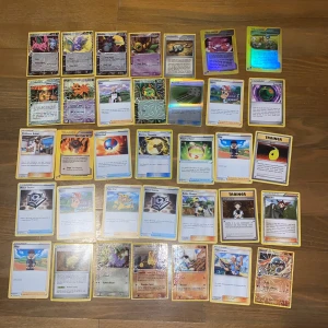 Pokémon kort - Säljer Pokémon kort  Säljer som ett sätt 90kr  Eller styck 10 kr   Kontakta vid mer frågor Aller bilder 💕