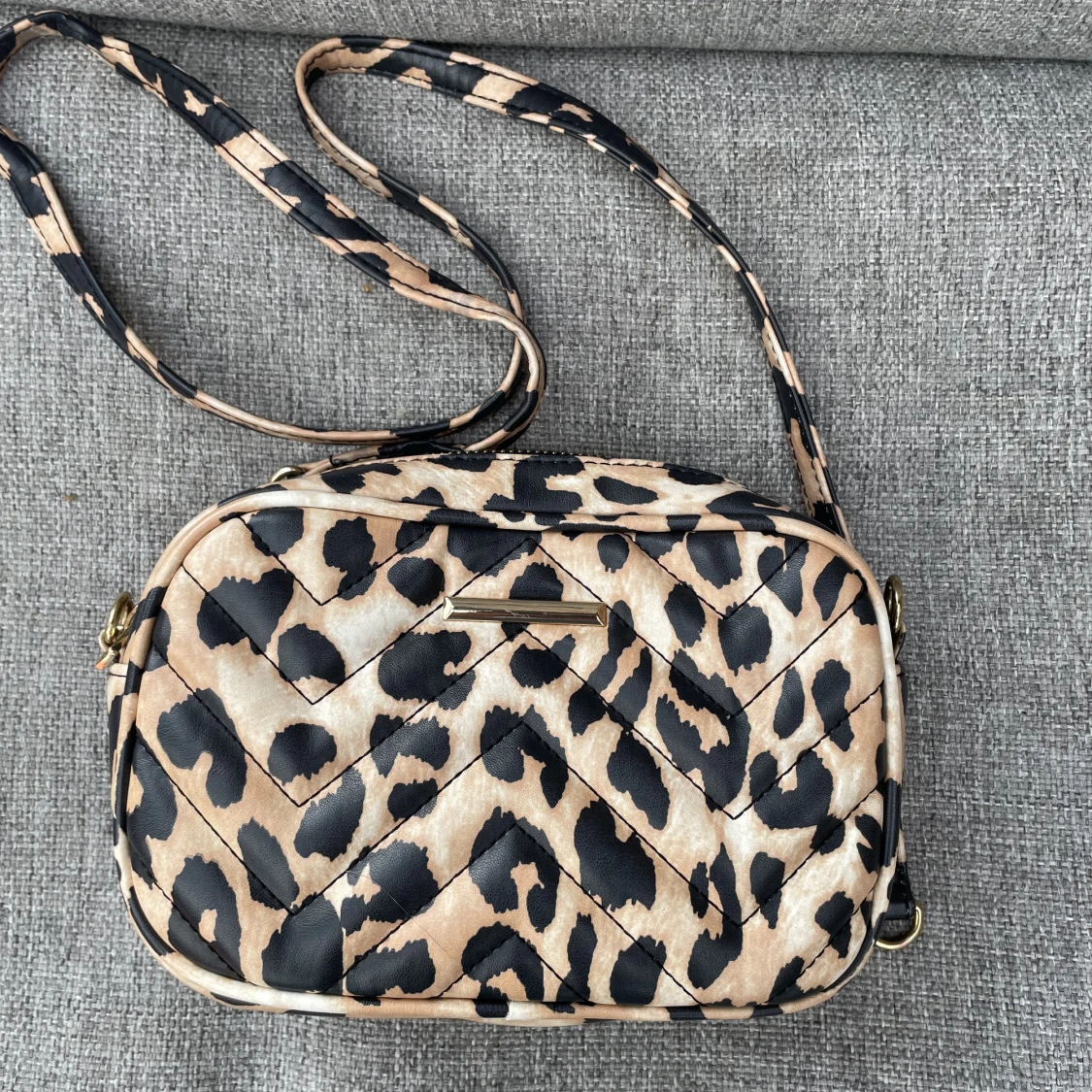 Väska med leopard mönster 