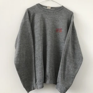 Russell athletic gold tag - Säljer en russell athletic gold tag sweat i Size M. Riktigt fin melerad sweat som man inte ser så ofta. Sitter som en S-M.