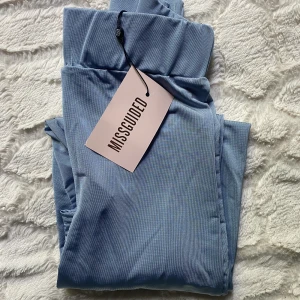 Byxor/ klänning  - Blåa Tränings tajts (helt nya)- 100kr Grå mjukis byxor (helt nya)- 100kr Spets klänning svart - 50kr