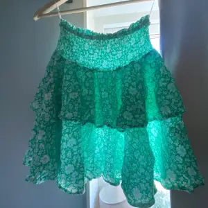 En grön blommig kjol, aldrig använd. Tryck gärna på köp nu.