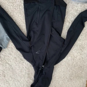 Gymshark fleece - Gymshark fleece gjord för uteaktiviteter, men funkar i gym också. Bra skick inre använd mycket. Storlek L/XL kommer i den!  Köpare står för frakt