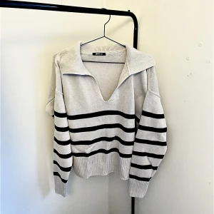 Stickad tröja  - säljer denna jättefina stickade tröjan från gina tricot. Perfekt till hösten och kalla sommarnätter. endast använd fåtal gånger men är fortfarande i fint skick.  Skriv vid intresse, pris kan diskuteras💕