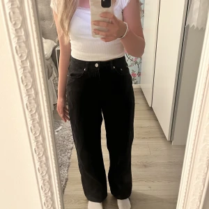 NA-KD jeans   - Svarta jeans från NA-KD, använda fåtal gånger.💕 Storlek 36 