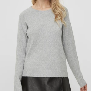 vero moda o ringad stickad tröja - bra skick! inte riktigt min färg dock💓🫶 