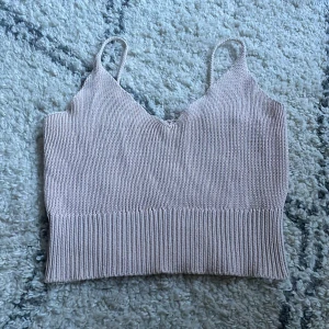 Stickat linne - Stickat linne från Brandy Melville med smala axelband och croppad. 