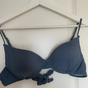 Bikini överdel  - Aldrig använd då den är förliten, går att sjustera bak till, B/C i kupan