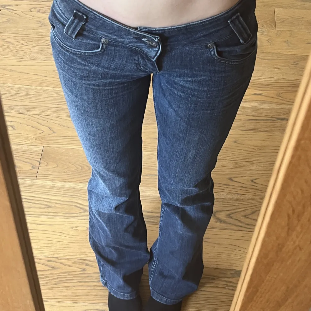 Jag säljer dessa asnygga, lågmidjade jeans från Lee. Jag köpte dem secondhand men jag har flera likande jeans som jag får mer användning för. Innerbensmåttet är 80,5cm och de är 32,5cm rakt över i midjan! Jag är 164cm. Skriv för frågor/mer bilder ❤️. Jeans & Byxor.