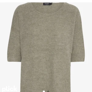 Soaked in Luxury - Säljer min super fina tröja som tyvärr inte kommit till användning. Köpt för 700kr, säljer för 500kr💘