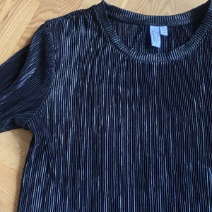 Plissétopp - Cool svart plissétopp från &other stories. Storlek 34 och i bra skick! 😊