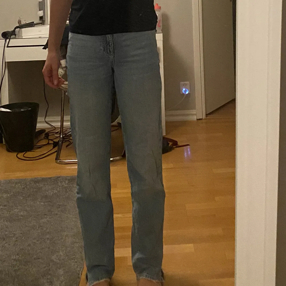 Blå jeans från bikbok. Det är klippt en liten slits längst ner💗. Jeans & Byxor.