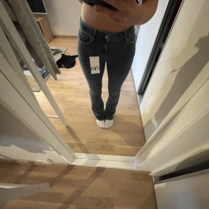 Low waist jeans zara - Säljer dessa slutsålda jeans från zara i storlek 34 som aldrig är använda. Säljer då jag köpte dem i förlusten storlek. Nypris är 400. 😊