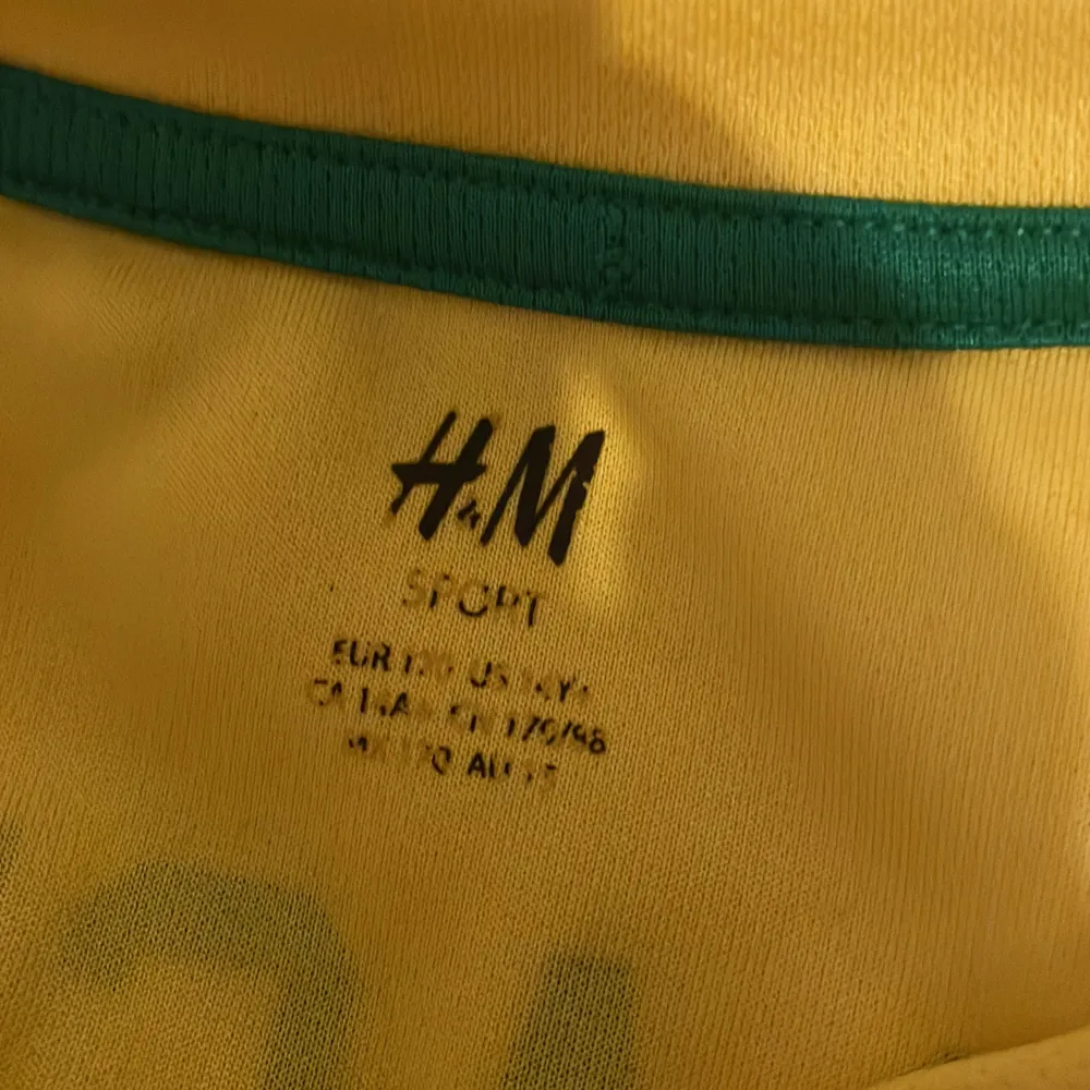 Brasilien tröja köpt från H&M  Storlek: XS. T-shirts.