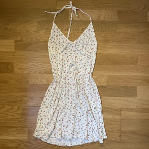 Halterneck klänning - Så söt klänning köpt på zalando men används tyvärr inte! Väldigt bra skick