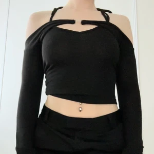 Svart topp - Använd fåtal ggr Linnet och ärmarna sitter inte ihop