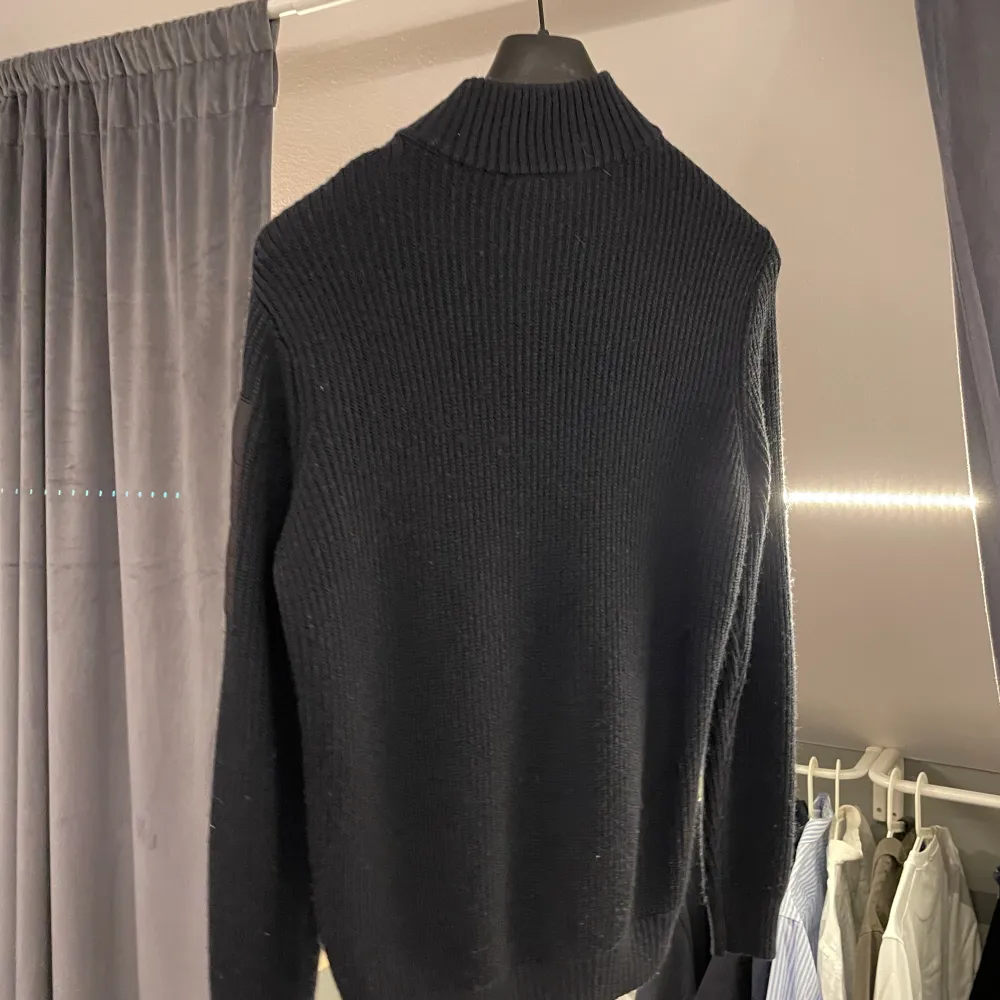 Säljer denna cardigan från Snoot. Köpt på johnells för 2500kr, använt i mindre än 1 år så i bra skick! Kvitto finns! Skriv om funderingar. Jackor.