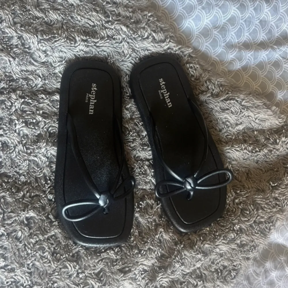 Svarta sandaler med rosett fram, från Boohoo. Aldrig använda, endast testade.. Skor.