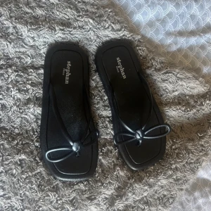 Sandaler - Svarta sandaler med rosett fram, från Boohoo. Aldrig använda, endast testade.