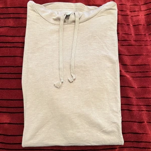 Hoodie t-shirt klänning - Hoodie t-shirt klänning  Färg ljus rosa  Loosefit  Ej använts.   ”Pris går att pruta”