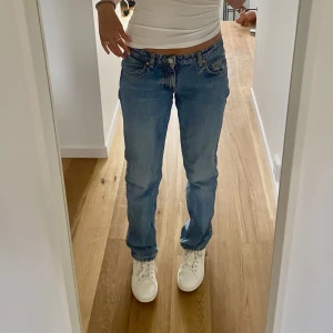 Lågmidjade jeans💘 - Säljer mina jeans då jag rensar min garderob💘 Dem är i bra skick utan defekter! ( strl 27/32 o passar mig bra som är ca 1,70 men kan säkert va lika snygga på någon som är kortare🫶)  Skriv för frågor eller intresse❤️
