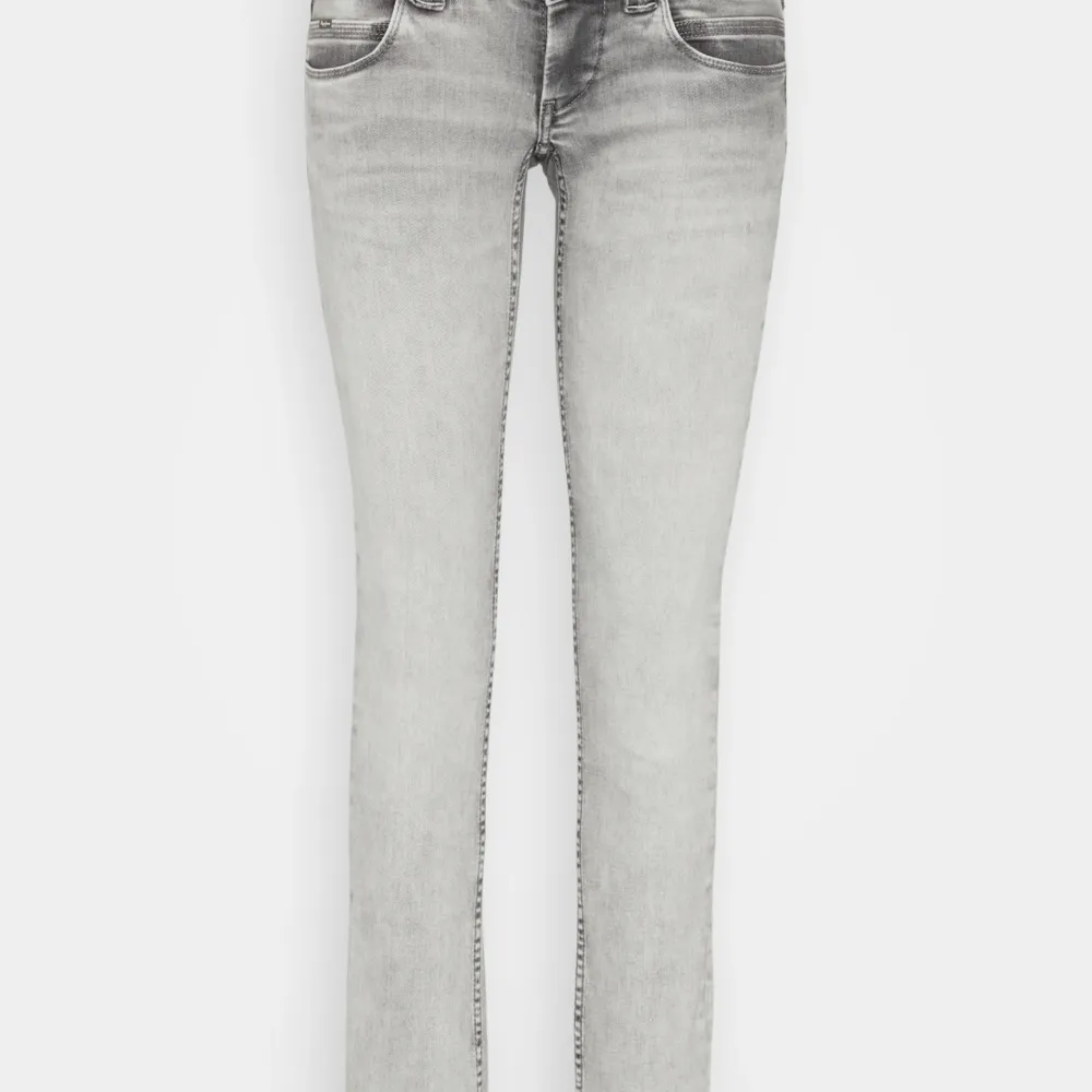 Jättesnygga lågmidjade jeans, dem är straight leg. Säljer för de blivit för korta på mig. Hör av dig vid frågor eller om ni är intresserade av att köpa💕💕dem är köpta för 1000kr!pris kan diskuteras! Köp direkt för 500 kan diskuteras. Jeans & Byxor.
