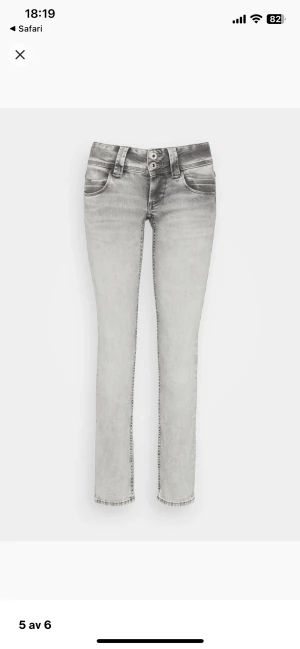 Lågmidjade jeans - Jättesnygga lågmidjade jeans, dem är straight leg. Säljer för de blivit för korta på mig. Hör av dig vid frågor eller om ni är intresserade av att köpa💕💕dem är köpta för 1000kr!pris kan diskuteras! Köp direkt för 500 kan diskuteras