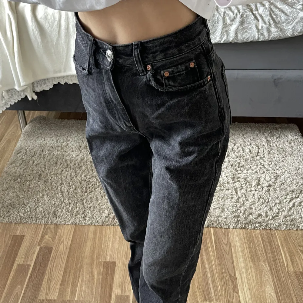 Mörkgråa raka jeans från Gina tricot. Högmidjade och långa i benen, sitter åt lite mer än vanliga ”raka” jeans. Så passar perfekt om man inte vill ha allt för ”baggy” jeans.. Jeans & Byxor.