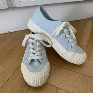 Ljusblåa sneakers - Stradivarius  - Snygga ljusblåa sneakers från Stradivarius. Knappt använda. 