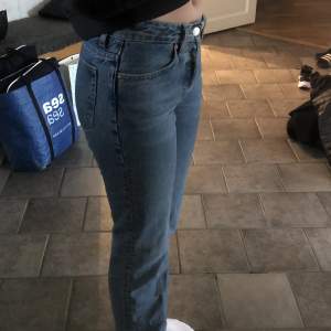 Superfina jeans från weekday som är i bra skick. Low/mid Waits! Dem är för små för mig därför jag säljer. Kan diskutera pris, nypris är 590kr. Skriv för mer bilder!