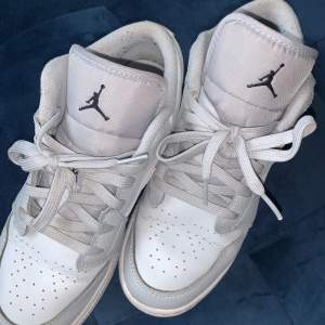 Säljer mina kära Jordan 1s med vit och grå camouflering. Använda men i gott skick!! 💥