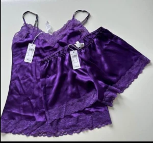 Silk pjammas äkta - Hej säljer en silk pjammas med pris lapp på äkta 500 spänn de är till tjejer 