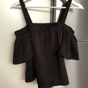 Svart off-shoulder top - Söt top från BikBok. Sparsamt använd💕